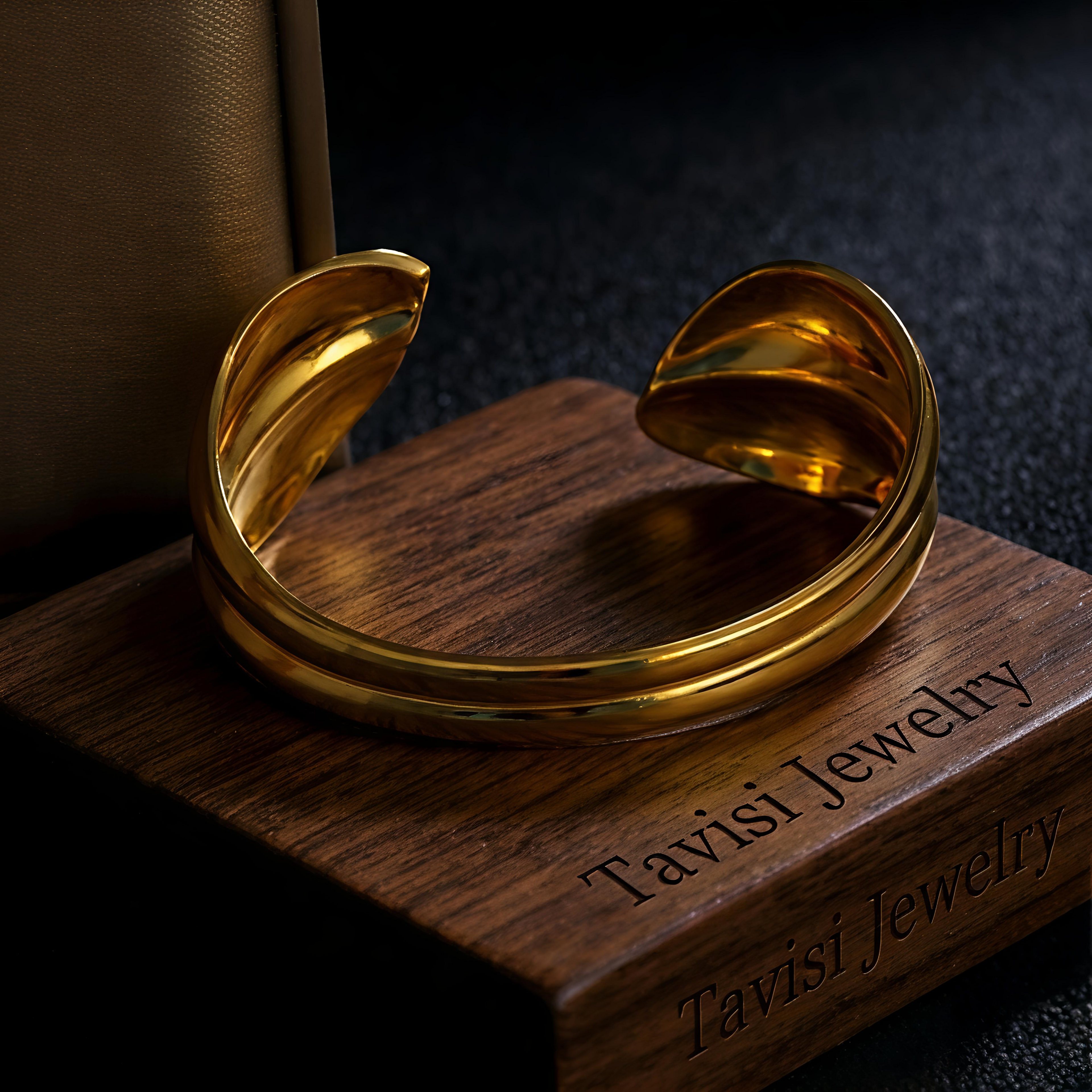 Luxury waterproof gold bracelet crafted with premium 316L surgical stainless steel and 18K PVD coating by Tavisi Jewelry