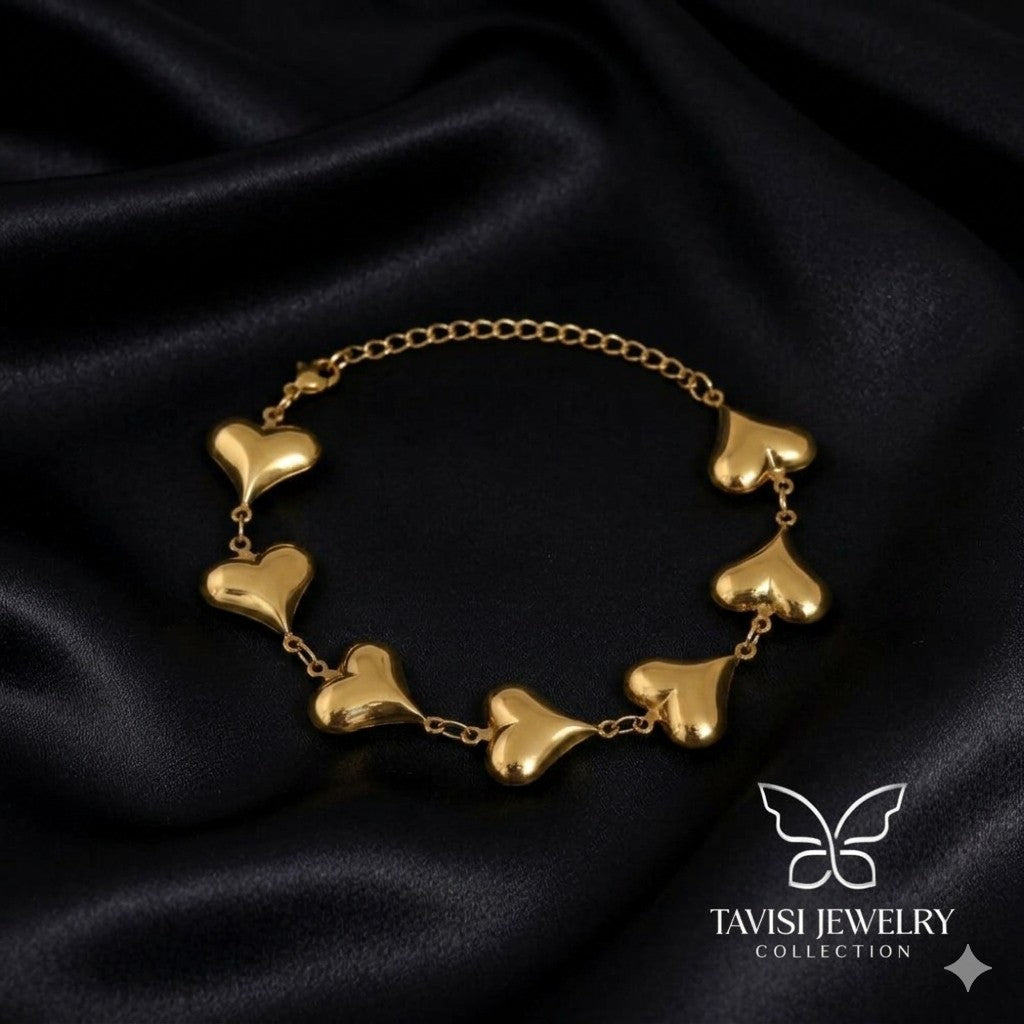 Close-up of Bold Heart Link Gold Bracelet – premium anti tarnish luxury jewellery by Tavisi Jewelry