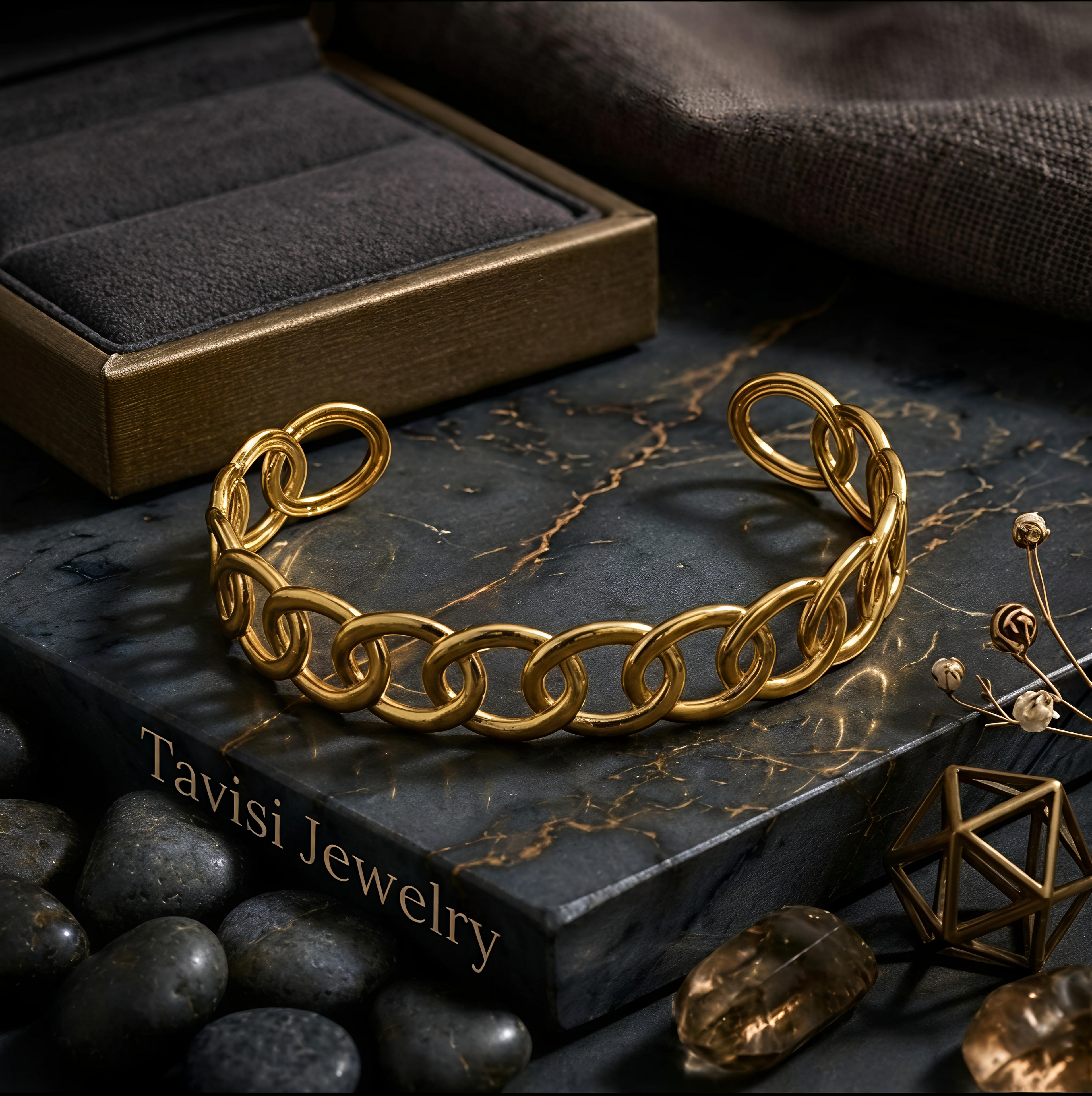 Front view of Tavisi Luna Loop gold plated anti tarnish bracelet crafted in premium 316L stainless steel for women