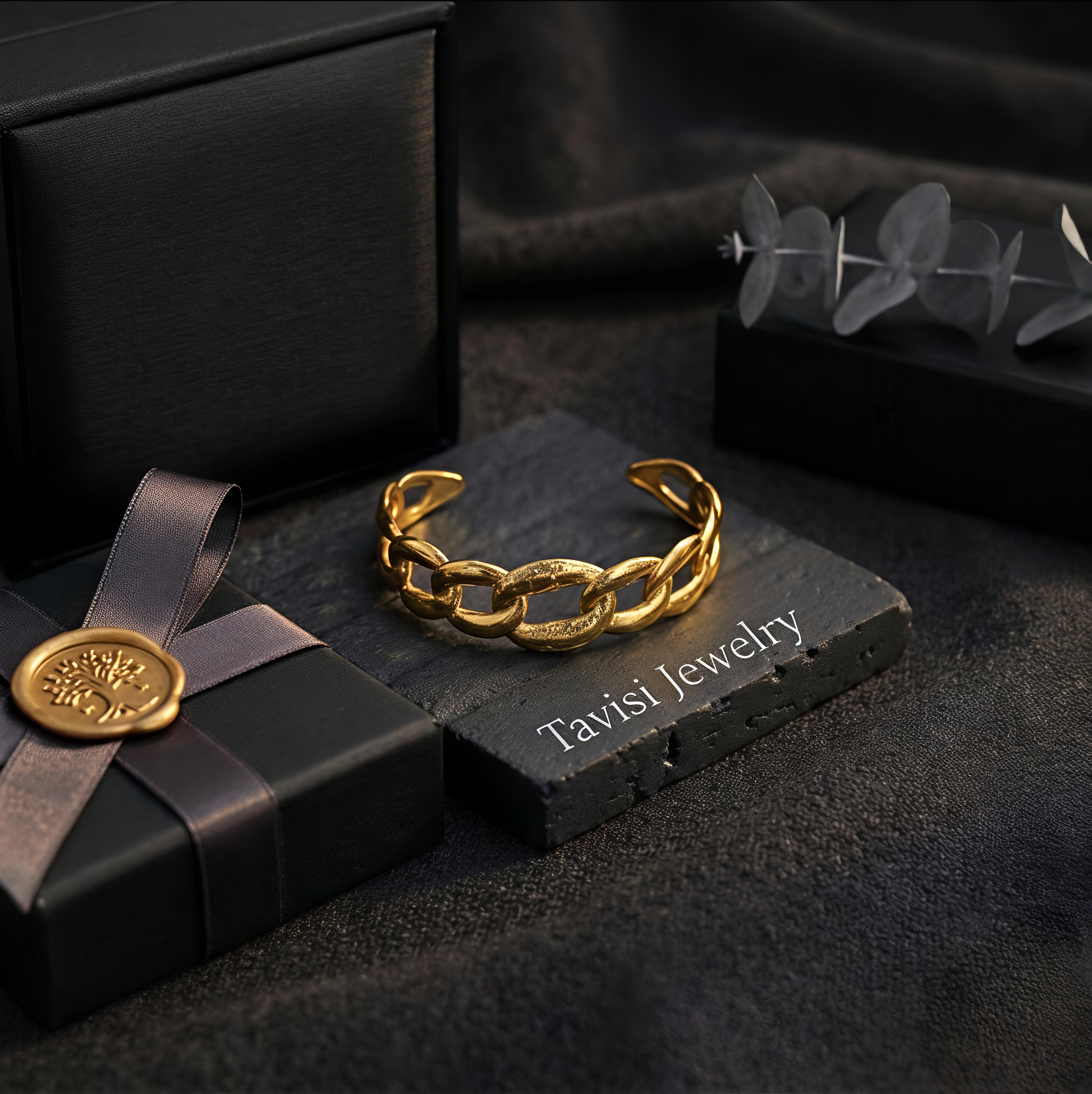 Tavisi Luxe Link gold bracelet for women with elegant chain design and anti tarnish waterproof finish