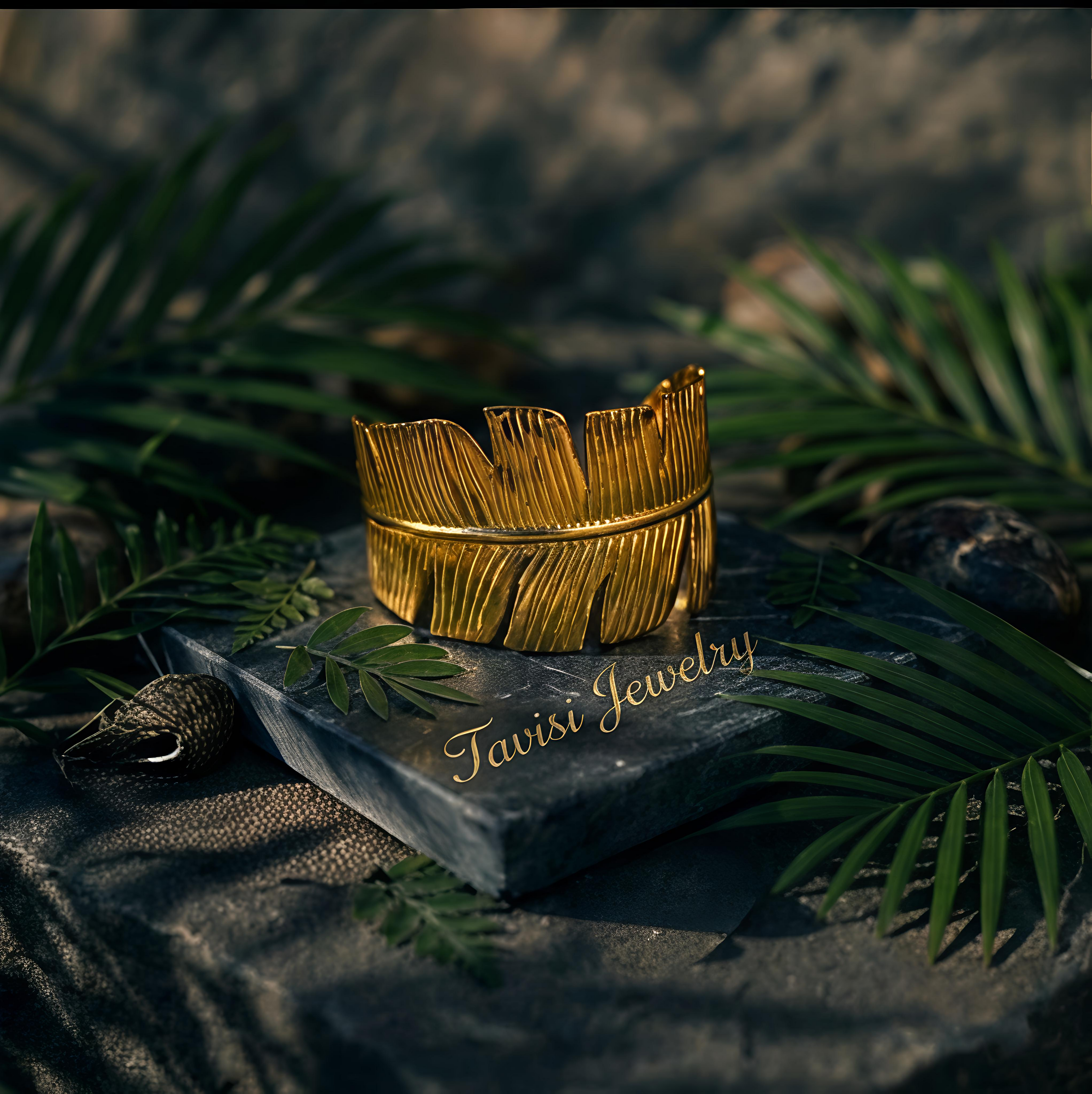Front view of Tavisi Verdelle luxury gold plated anti tarnish leaf bracelet crafted in premium 316L stainless steel for women